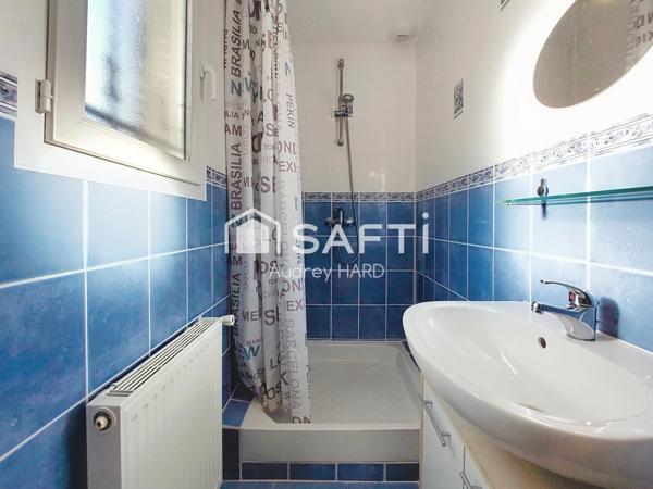 Au calme dans une impasse : maison familiale avec piscine