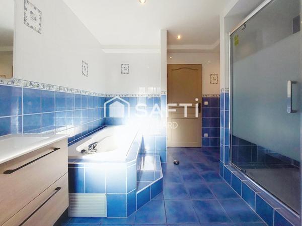 Au calme dans une impasse : maison familiale avec piscine