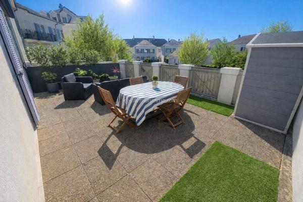 Vente                                                      Appartement
                        
                     3 pièces                      74 m2                     à Magny-le-Hongre