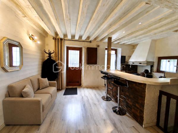 Sur la commune d Avon, laissez-vous séduire par le charme de cet agréable appartement avec poutres apparentes dans une petite copropriété.
Dès l'entrée, vous découvrirez la cuisine aménagée et semi - équipée ouverte sur l'espace de vie, apporte fonctionnalité et convivialité.
Un couloir dessert une salle d'eau avec WC ainsi qu' une chambre confortable.
Le bien dispose également d'une cave aménagée, un véritable atout pour le rangement ou l'aménagement d'un espace complémentaire selon vos besoins.
À seulement 4 min en voiture, 6 min à vélo et 20 min à pied de la gare d' Avon - Fontainebleau offrant un accès rapide à Paris notamment grâce à la ligne R du transilien.

Avon est une ville paisible située en bordure de la forêt de Fontainebleau, offrant un cadre de vie agréable avec de nombreuses commodités. 

Ce bien est fait pour Vous et bien ne manquez pas cette opportunité unique et contactez - moi dès maintenant pour organiser Votre visite!!