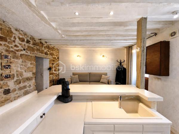 Sur la commune d Avon, laissez-vous séduire par le charme de cet agréable appartement avec poutres apparentes dans une petite copropriété.
Dès l'entrée, vous découvrirez la cuisine aménagée et semi - équipée ouverte sur l'espace de vie, apporte fonctionnalité et convivialité.
Un couloir dessert une salle d'eau avec WC ainsi qu' une chambre confortable.
Le bien dispose également d'une cave aménagée, un véritable atout pour le rangement ou l'aménagement d'un espace complémentaire selon vos besoins.
À seulement 4 min en voiture, 6 min à vélo et 20 min à pied de la gare d' Avon - Fontainebleau offrant un accès rapide à Paris notamment grâce à la ligne R du transilien.

Avon est une ville paisible située en bordure de la forêt de Fontainebleau, offrant un cadre de vie agréable avec de nombreuses commodités. 

Ce bien est fait pour Vous et bien ne manquez pas cette opportunité unique et contactez - moi dès maintenant pour organiser Votre visite!!