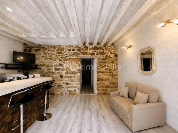 Sur la commune d Avon, laissez-vous séduire par le charme de cet agréable appartement avec poutres apparentes dans une petite copropriété.
Dès l'entrée, vous découvrirez la cuisine aménagée et semi - équipée ouverte sur l'espace de vie, apporte fonctionnalité et convivialité.
Un couloir dessert une salle d'eau avec WC ainsi qu' une chambre confortable.
Le bien dispose également d'une cave aménagée, un véritable atout pour le rangement ou l'aménagement d'un espace complémentaire selon vos besoins.
À seulement 4 min en voiture, 6 min à vélo et 20 min à pied de la gare d' Avon - Fontainebleau offrant un accès rapide à Paris notamment grâce à la ligne R du transilien.

Avon est une ville paisible située en bordure de la forêt de Fontainebleau, offrant un cadre de vie agréable avec de nombreuses commodités. 

Ce bien est fait pour Vous et bien ne manquez pas cette opportunité unique et contactez - moi dès maintenant pour organiser Votre visite!!