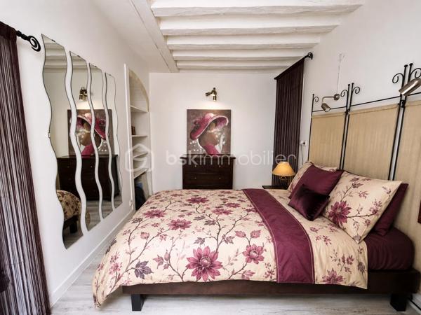 Sur la commune d Avon, laissez-vous séduire par le charme de cet agréable appartement avec poutres apparentes dans une petite copropriété.
Dès l'entrée, vous découvrirez la cuisine aménagée et semi - équipée ouverte sur l'espace de vie, apporte fonctionnalité et convivialité.
Un couloir dessert une salle d'eau avec WC ainsi qu' une chambre confortable.
Le bien dispose également d'une cave aménagée, un véritable atout pour le rangement ou l'aménagement d'un espace complémentaire selon vos besoins.
À seulement 4 min en voiture, 6 min à vélo et 20 min à pied de la gare d' Avon - Fontainebleau offrant un accès rapide à Paris notamment grâce à la ligne R du transilien.

Avon est une ville paisible située en bordure de la forêt de Fontainebleau, offrant un cadre de vie agréable avec de nombreuses commodités. 

Ce bien est fait pour Vous et bien ne manquez pas cette opportunité unique et contactez - moi dès maintenant pour organiser Votre visite!!
