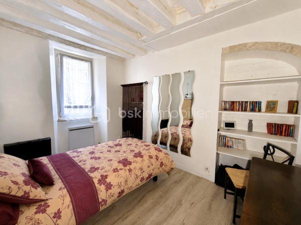 Sur la commune d Avon, laissez-vous séduire par le charme de cet agréable appartement avec poutres apparentes dans une petite copropriété.
Dès l'entrée, vous découvrirez la cuisine aménagée et semi - équipée ouverte sur l'espace de vie, apporte fonctionnalité et convivialité.
Un couloir dessert une salle d'eau avec WC ainsi qu' une chambre confortable.
Le bien dispose également d'une cave aménagée, un véritable atout pour le rangement ou l'aménagement d'un espace complémentaire selon vos besoins.
À seulement 4 min en voiture, 6 min à vélo et 20 min à pied de la gare d' Avon - Fontainebleau offrant un accès rapide à Paris notamment grâce à la ligne R du transilien.

Avon est une ville paisible située en bordure de la forêt de Fontainebleau, offrant un cadre de vie agréable avec de nombreuses commodités. 

Ce bien est fait pour Vous et bien ne manquez pas cette opportunité unique et contactez - moi dès maintenant pour organiser Votre visite!!