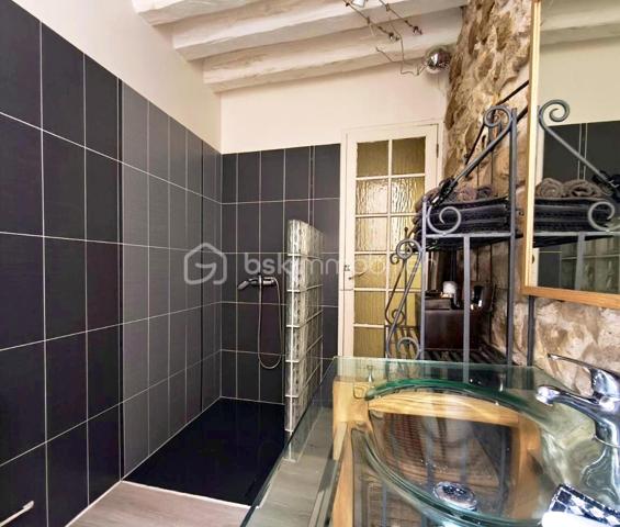 Sur la commune d Avon, laissez-vous séduire par le charme de cet agréable appartement avec poutres apparentes dans une petite copropriété.
Dès l'entrée, vous découvrirez la cuisine aménagée et semi - équipée ouverte sur l'espace de vie, apporte fonctionnalité et convivialité.
Un couloir dessert une salle d'eau avec WC ainsi qu' une chambre confortable.
Le bien dispose également d'une cave aménagée, un véritable atout pour le rangement ou l'aménagement d'un espace complémentaire selon vos besoins.
À seulement 4 min en voiture, 6 min à vélo et 20 min à pied de la gare d' Avon - Fontainebleau offrant un accès rapide à Paris notamment grâce à la ligne R du transilien.

Avon est une ville paisible située en bordure de la forêt de Fontainebleau, offrant un cadre de vie agréable avec de nombreuses commodités. 

Ce bien est fait pour Vous et bien ne manquez pas cette opportunité unique et contactez - moi dès maintenant pour organiser Votre visite!!