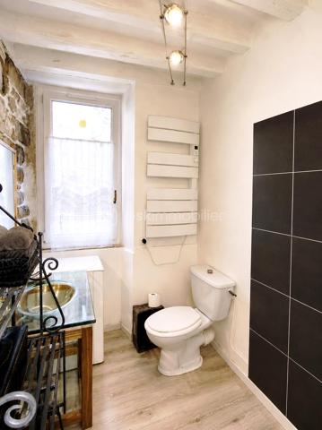 Sur la commune d Avon, laissez-vous séduire par le charme de cet agréable appartement avec poutres apparentes dans une petite copropriété.
Dès l'entrée, vous découvrirez la cuisine aménagée et semi - équipée ouverte sur l'espace de vie, apporte fonctionnalité et convivialité.
Un couloir dessert une salle d'eau avec WC ainsi qu' une chambre confortable.
Le bien dispose également d'une cave aménagée, un véritable atout pour le rangement ou l'aménagement d'un espace complémentaire selon vos besoins.
À seulement 4 min en voiture, 6 min à vélo et 20 min à pied de la gare d' Avon - Fontainebleau offrant un accès rapide à Paris notamment grâce à la ligne R du transilien.

Avon est une ville paisible située en bordure de la forêt de Fontainebleau, offrant un cadre de vie agréable avec de nombreuses commodités. 

Ce bien est fait pour Vous et bien ne manquez pas cette opportunité unique et contactez - moi dès maintenant pour organiser Votre visite!!