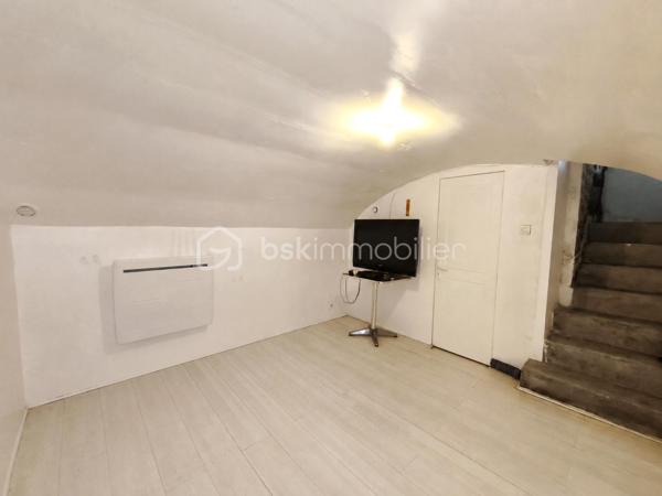 Sur la commune d Avon, laissez-vous séduire par le charme de cet agréable appartement avec poutres apparentes dans une petite copropriété.
Dès l'entrée, vous découvrirez la cuisine aménagée et semi - équipée ouverte sur l'espace de vie, apporte fonctionnalité et convivialité.
Un couloir dessert une salle d'eau avec WC ainsi qu' une chambre confortable.
Le bien dispose également d'une cave aménagée, un véritable atout pour le rangement ou l'aménagement d'un espace complémentaire selon vos besoins.
À seulement 4 min en voiture, 6 min à vélo et 20 min à pied de la gare d' Avon - Fontainebleau offrant un accès rapide à Paris notamment grâce à la ligne R du transilien.

Avon est une ville paisible située en bordure de la forêt de Fontainebleau, offrant un cadre de vie agréable avec de nombreuses commodités. 

Ce bien est fait pour Vous et bien ne manquez pas cette opportunité unique et contactez - moi dès maintenant pour organiser Votre visite!!
