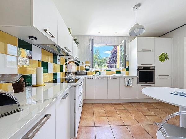 Jolie maison de 84 m2 avec un grand garage et un jardin arboré