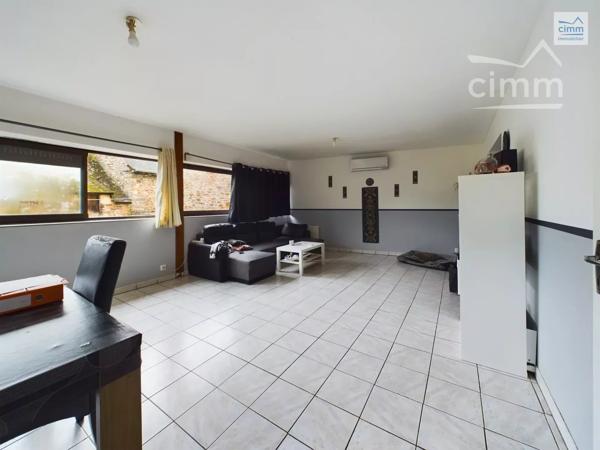 Venez découvrir cet ensemble immobilier situé en plein centre de Guipry-Messac.