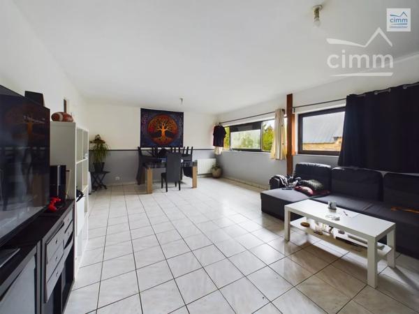 Venez découvrir cet ensemble immobilier situé en plein centre de Guipry-Messac.