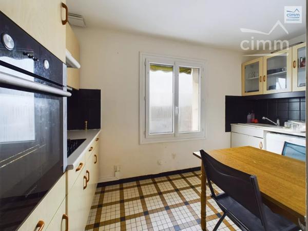 Venez découvrir cet ensemble immobilier situé en plein centre de Guipry-Messac.