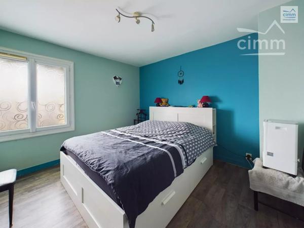 Venez découvrir cet ensemble immobilier situé en plein centre de Guipry-Messac.