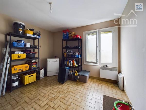 Venez découvrir cet ensemble immobilier situé en plein centre de Guipry-Messac.