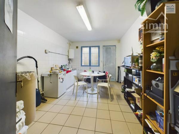 Venez découvrir cet ensemble immobilier situé en plein centre de Guipry-Messac.