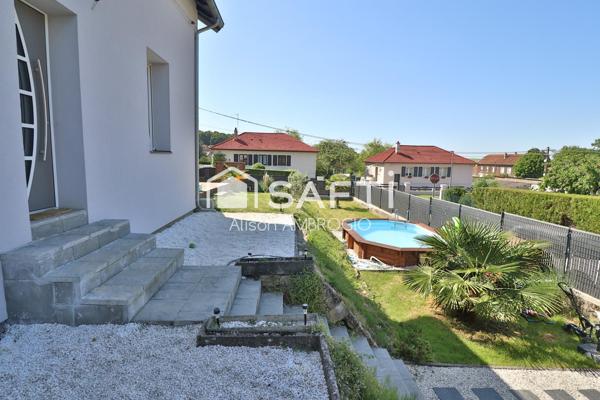 Maison avec terrasse, jardin et piscine