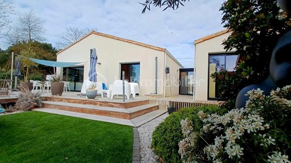 TALMONT SAINT HILAIRE, Proche de la plage du Veillon et du secteur de Bourgenay, venez découvrir cette maison moderne construite en 2010 offrant des prestations confortables alliant élégance et fonctionnalité.
Idéalement conçue pour une vie de famille agréable, elle offre des volumes généreux et une belle luminosité.
La maison se compose de 4 belles chambres, dont une suite parentale avec sa salle d'eau privative, une salle de bain complète l'ensemble.
Le séjour lumineux avec un poêle et de larges baies vitrées s'ouvre directement sur une terrasse et une piscine créant une parfaite continuité entre intérieur et extérieur.
La cuisine moderne équipée est fonctionnelle.
A l'extérieur, vous profiterez d'un jardin paysagé et d'une piscine idéale pour les beaux jours ainsi qu'une dépendance offrant de multiples possibilités: bureau, studio, chambre.
GARAGE
A visiter sans tarder!