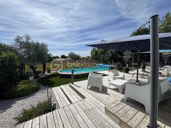 TALMONT SAINT HILAIRE, Proche de la plage du Veillon et du secteur de Bourgenay, venez découvrir cette maison moderne construite en 2010 offrant des prestations confortables alliant élégance et fonctionnalité.
Idéalement conçue pour une vie de famille agréable, elle offre des volumes généreux et une belle luminosité.
La maison se compose de 4 belles chambres, dont une suite parentale avec sa salle d'eau privative, une salle de bain complète l'ensemble.
Le séjour lumineux avec un poêle et de larges baies vitrées s'ouvre directement sur une terrasse et une piscine créant une parfaite continuité entre intérieur et extérieur.
La cuisine moderne équipée est fonctionnelle.
A l'extérieur, vous profiterez d'un jardin paysagé et d'une piscine idéale pour les beaux jours ainsi qu'une dépendance offrant de multiples possibilités: bureau, studio, chambre.
GARAGE
A visiter sans tarder!