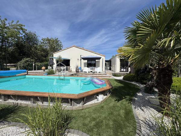 TALMONT SAINT HILAIRE, Proche de la plage du Veillon et du secteur de Bourgenay, venez découvrir cette maison moderne construite en 2010 offrant des prestations confortables alliant élégance et fonctionnalité.
Idéalement conçue pour une vie de famille agréable, elle offre des volumes généreux et une belle luminosité.
La maison se compose de 4 belles chambres, dont une suite parentale avec sa salle d'eau privative, une salle de bain complète l'ensemble.
Le séjour lumineux avec un poêle et de larges baies vitrées s'ouvre directement sur une terrasse et une piscine créant une parfaite continuité entre intérieur et extérieur.
La cuisine moderne équipée est fonctionnelle.
A l'extérieur, vous profiterez d'un jardin paysagé et d'une piscine idéale pour les beaux jours ainsi qu'une dépendance offrant de multiples possibilités: bureau, studio, chambre.
GARAGE
A visiter sans tarder!