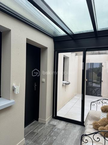 TALMONT SAINT HILAIRE, Proche de la plage du Veillon et du secteur de Bourgenay, venez découvrir cette maison moderne construite en 2010 offrant des prestations confortables alliant élégance et fonctionnalité.
Idéalement conçue pour une vie de famille agréable, elle offre des volumes généreux et une belle luminosité.
La maison se compose de 4 belles chambres, dont une suite parentale avec sa salle d'eau privative, une salle de bain complète l'ensemble.
Le séjour lumineux avec un poêle et de larges baies vitrées s'ouvre directement sur une terrasse et une piscine créant une parfaite continuité entre intérieur et extérieur.
La cuisine moderne équipée est fonctionnelle.
A l'extérieur, vous profiterez d'un jardin paysagé et d'une piscine idéale pour les beaux jours ainsi qu'une dépendance offrant de multiples possibilités: bureau, studio, chambre.
GARAGE
A visiter sans tarder!