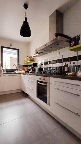 TALMONT SAINT HILAIRE, Proche de la plage du Veillon et du secteur de Bourgenay, venez découvrir cette maison moderne construite en 2010 offrant des prestations confortables alliant élégance et fonctionnalité.
Idéalement conçue pour une vie de famille agréable, elle offre des volumes généreux et une belle luminosité.
La maison se compose de 4 belles chambres, dont une suite parentale avec sa salle d'eau privative, une salle de bain complète l'ensemble.
Le séjour lumineux avec un poêle et de larges baies vitrées s'ouvre directement sur une terrasse et une piscine créant une parfaite continuité entre intérieur et extérieur.
La cuisine moderne équipée est fonctionnelle.
A l'extérieur, vous profiterez d'un jardin paysagé et d'une piscine idéale pour les beaux jours ainsi qu'une dépendance offrant de multiples possibilités: bureau, studio, chambre.
GARAGE
A visiter sans tarder!