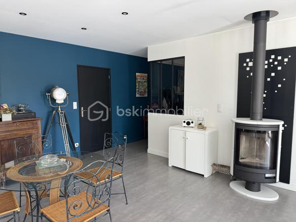 TALMONT SAINT HILAIRE, Proche de la plage du Veillon et du secteur de Bourgenay, venez découvrir cette maison moderne construite en 2010 offrant des prestations confortables alliant élégance et fonctionnalité.
Idéalement conçue pour une vie de famille agréable, elle offre des volumes généreux et une belle luminosité.
La maison se compose de 4 belles chambres, dont une suite parentale avec sa salle d'eau privative, une salle de bain complète l'ensemble.
Le séjour lumineux avec un poêle et de larges baies vitrées s'ouvre directement sur une terrasse et une piscine créant une parfaite continuité entre intérieur et extérieur.
La cuisine moderne équipée est fonctionnelle.
A l'extérieur, vous profiterez d'un jardin paysagé et d'une piscine idéale pour les beaux jours ainsi qu'une dépendance offrant de multiples possibilités: bureau, studio, chambre.
GARAGE
A visiter sans tarder!