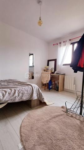 TALMONT SAINT HILAIRE, Proche de la plage du Veillon et du secteur de Bourgenay, venez découvrir cette maison moderne construite en 2010 offrant des prestations confortables alliant élégance et fonctionnalité.
Idéalement conçue pour une vie de famille agréable, elle offre des volumes généreux et une belle luminosité.
La maison se compose de 4 belles chambres, dont une suite parentale avec sa salle d'eau privative, une salle de bain complète l'ensemble.
Le séjour lumineux avec un poêle et de larges baies vitrées s'ouvre directement sur une terrasse et une piscine créant une parfaite continuité entre intérieur et extérieur.
La cuisine moderne équipée est fonctionnelle.
A l'extérieur, vous profiterez d'un jardin paysagé et d'une piscine idéale pour les beaux jours ainsi qu'une dépendance offrant de multiples possibilités: bureau, studio, chambre.
GARAGE
A visiter sans tarder!