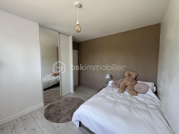 TALMONT SAINT HILAIRE, Proche de la plage du Veillon et du secteur de Bourgenay, venez découvrir cette maison moderne construite en 2010 offrant des prestations confortables alliant élégance et fonctionnalité.
Idéalement conçue pour une vie de famille agréable, elle offre des volumes généreux et une belle luminosité.
La maison se compose de 4 belles chambres, dont une suite parentale avec sa salle d'eau privative, une salle de bain complète l'ensemble.
Le séjour lumineux avec un poêle et de larges baies vitrées s'ouvre directement sur une terrasse et une piscine créant une parfaite continuité entre intérieur et extérieur.
La cuisine moderne équipée est fonctionnelle.
A l'extérieur, vous profiterez d'un jardin paysagé et d'une piscine idéale pour les beaux jours ainsi qu'une dépendance offrant de multiples possibilités: bureau, studio, chambre.
GARAGE
A visiter sans tarder!