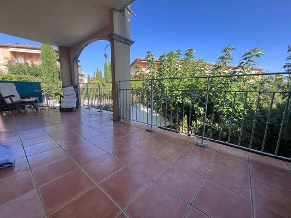 T4 Entièrement rénové avec terrasse au centre de Venelles