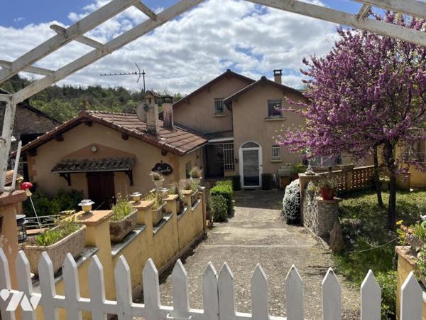 Deux maisons a usage d'habitation avec petit jardin attenant
