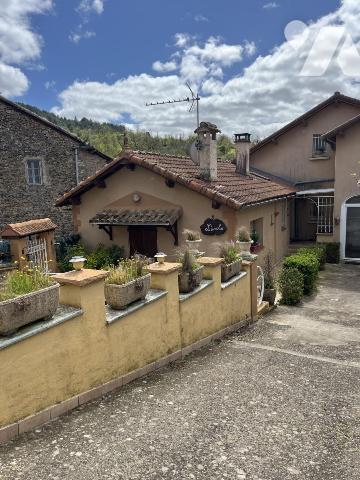 Deux maisons a usage d'habitation avec petit jardin attenant