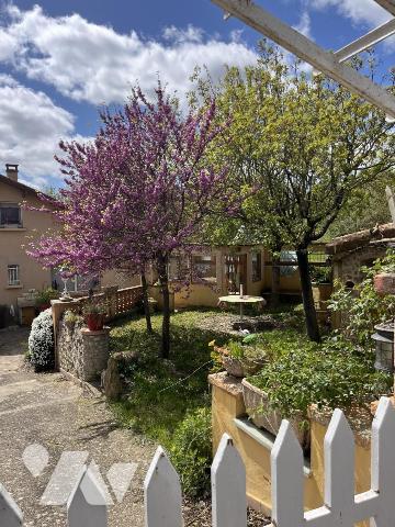 Deux maisons a usage d'habitation avec petit jardin attenant
