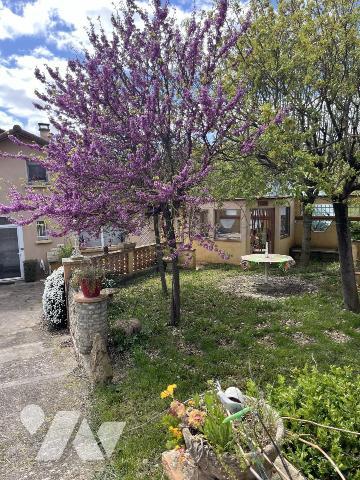 Deux maisons a usage d'habitation avec petit jardin attenant