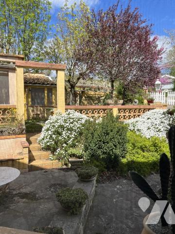 Deux maisons a usage d'habitation avec petit jardin attenant