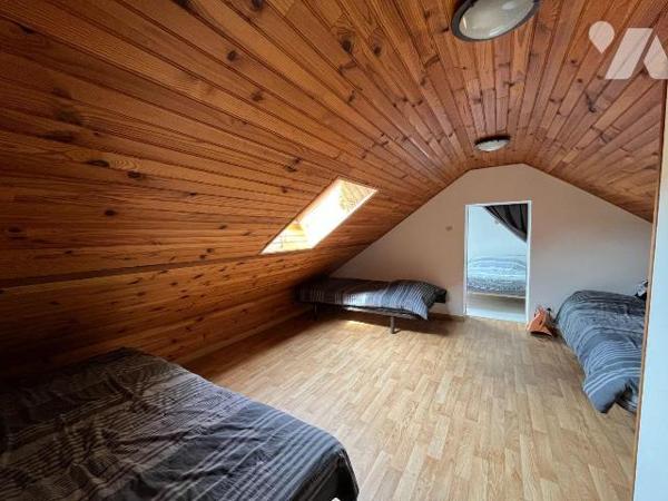 Cette maison d'une surface habitable de 86,55 m² se situe sur la commune de SERQUIGNY (27470), ...
