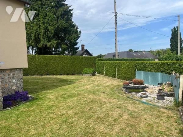 Cette maison d'une surface habitable de 86,55 m² se situe sur la commune de SERQUIGNY (27470), ...