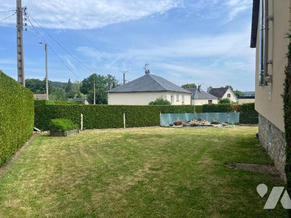 Cette maison d'une surface habitable de 86,55 m² se situe sur la commune de SERQUIGNY (27470), ...