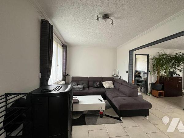 Cette maison d'une surface habitable de 86,55 m² se situe sur la commune de SERQUIGNY (27470), ...