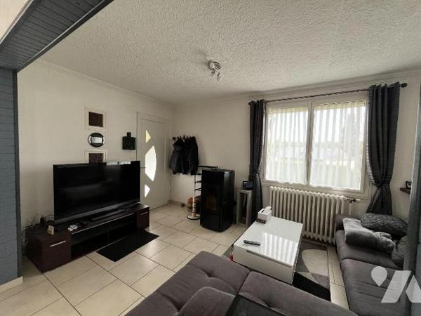 Cette maison d'une surface habitable de 86,55 m² se situe sur la commune de SERQUIGNY (27470), ...