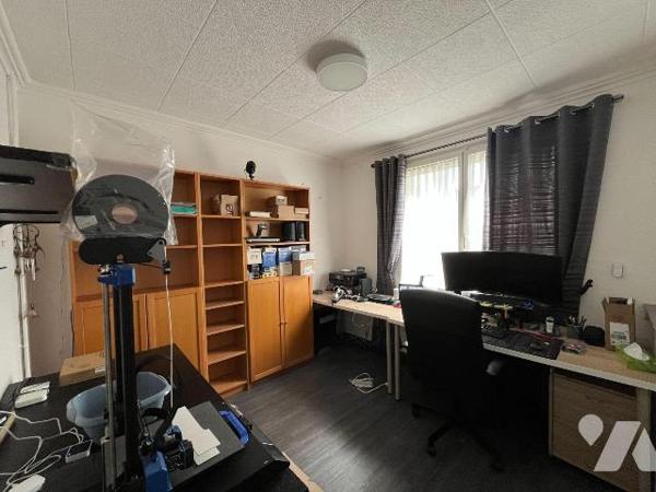 Cette maison d'une surface habitable de 86,55 m² se situe sur la commune de SERQUIGNY (27470), ...