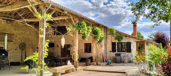 maison type longère avec parc paysager, carport, cuisine d'été, maison familiale, piscine chauffée