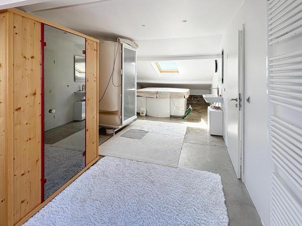 Maison spacieuse avec 6 chambres et immense jardin