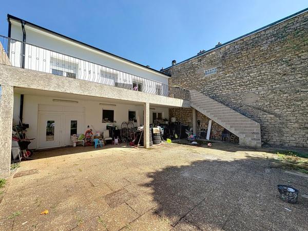 Maison spacieuse avec 6 chambres et immense jardin