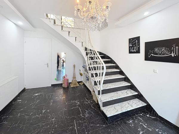 Maison spacieuse avec 6 chambres et immense jardin