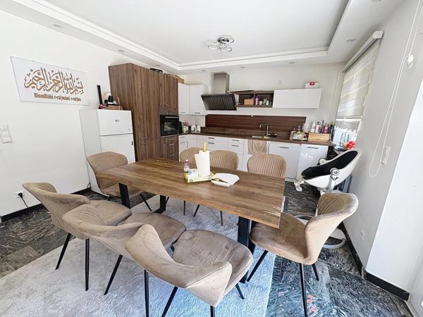 Maison spacieuse avec 6 chambres et immense jardin