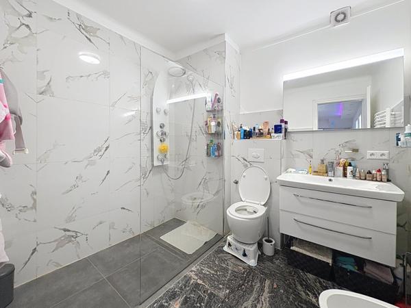 Maison spacieuse avec 6 chambres et immense jardin