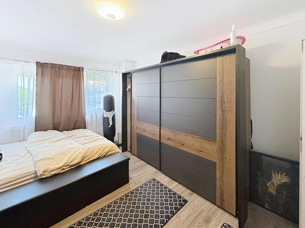 Maison spacieuse avec 6 chambres et immense jardin