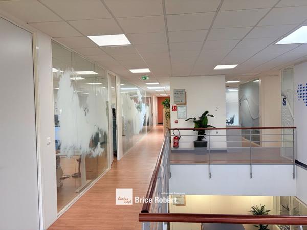 Bureaux avec espace de stockage à vendre ou louer à Saint-Priest accès A43