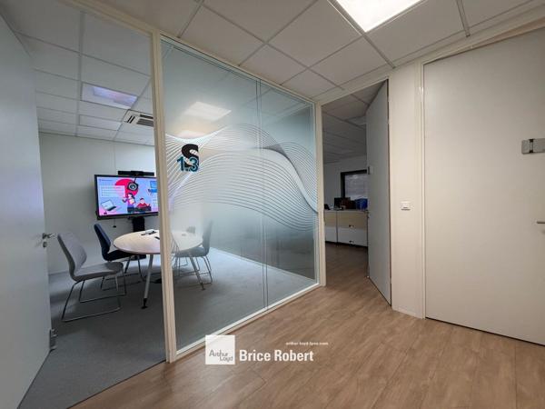 Bureaux avec espace de stockage à vendre ou louer à Saint-Priest accès A43