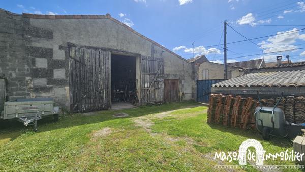 CHATEAUBERNARD - MAISON CHARENTAISE AVEC GRANDE DEPENDANCE