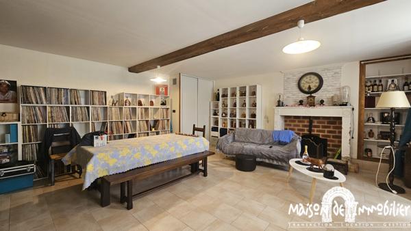 CHATEAUBERNARD - MAISON CHARENTAISE AVEC GRANDE DEPENDANCE